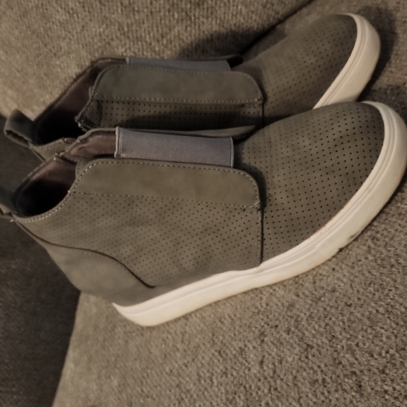 Wedged Fashion Sneakers - Picture 2 of 4